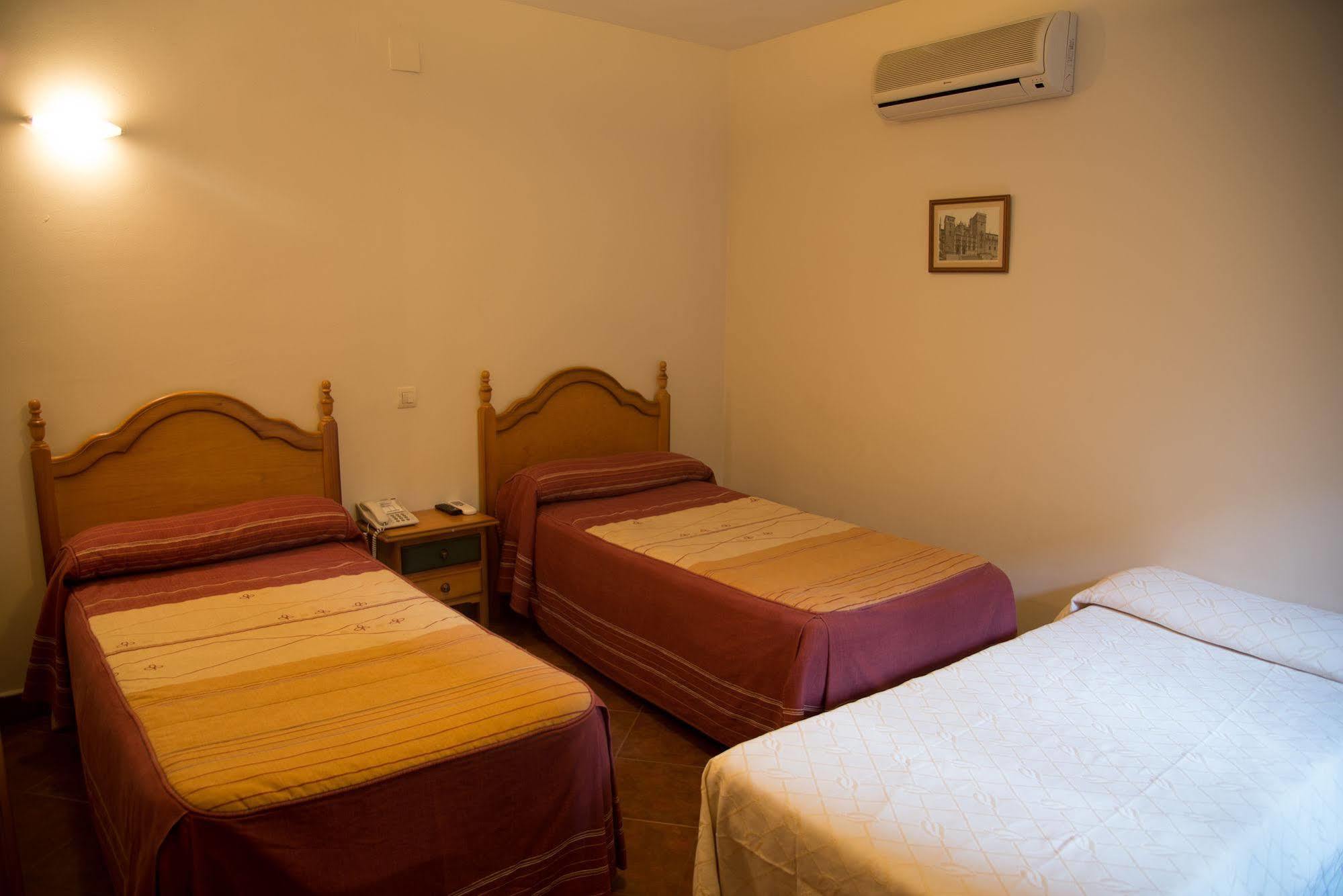 Hostal Hueso Trujillo Exterior photo