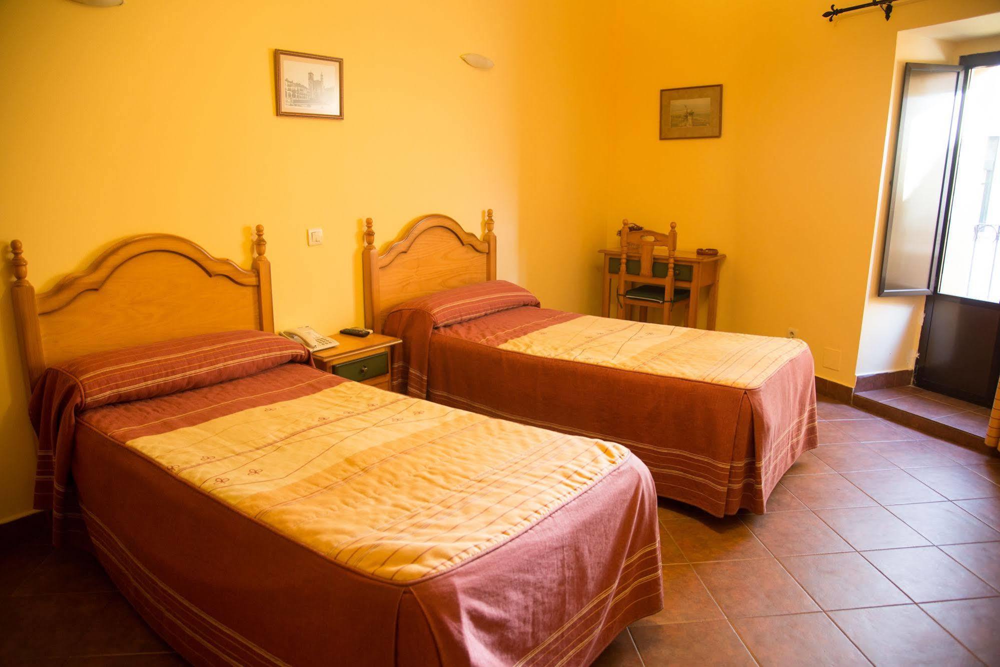 Hostal Hueso Trujillo Exterior photo